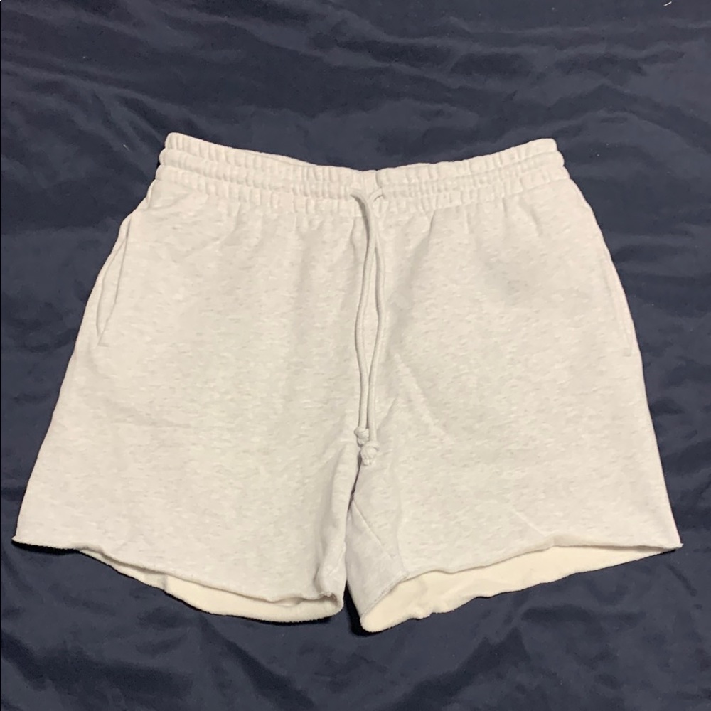 TNA Cozy Fleece Boyfriend 6" Sweatshort in
Heather cloud white